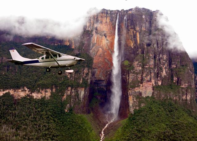 Flying_over_Angel_Falls